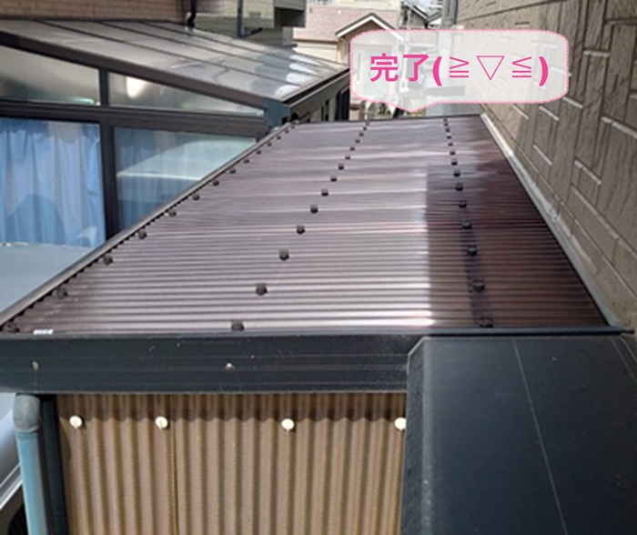 たつの市で災害で破損した物置スペースの波形屋根の張り直しが完了した現場の様子