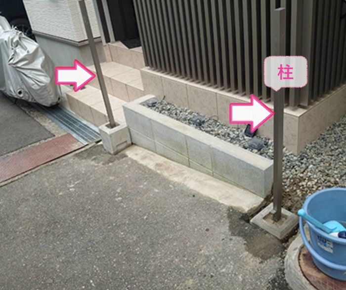 外構フェンスの増設工事でフェンスの柱を建てている様子