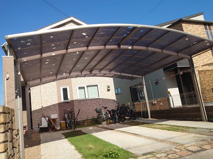加古郡稲美町でポリカーポネード板を使用してカーポート屋根を貼り替える前の様子