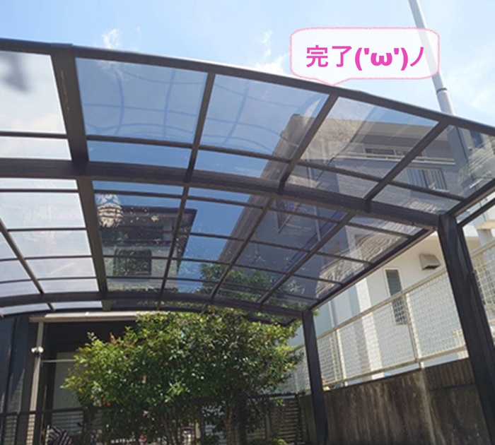 三田市で強風で破損した車庫の透明屋根パネルの取り替えが完了した現場の様子