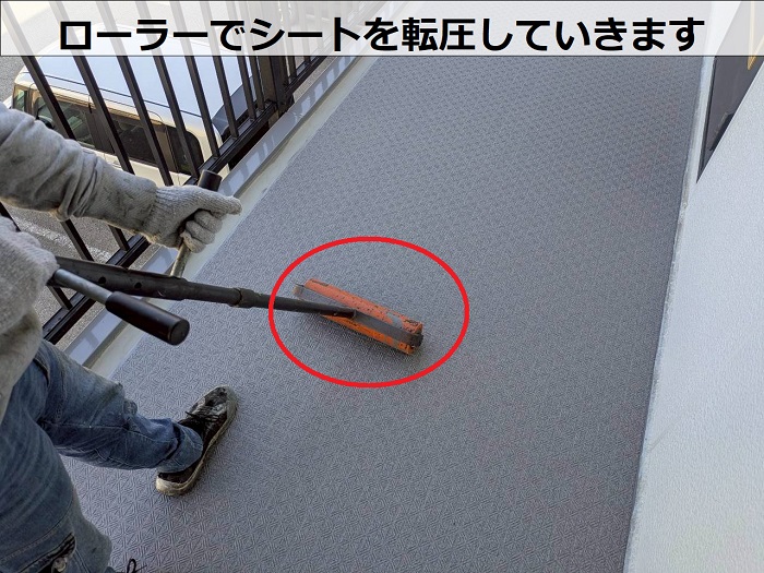 神戸市垂水区で2階建てアパートの共用廊下に長尺シートを貼った現場で転圧