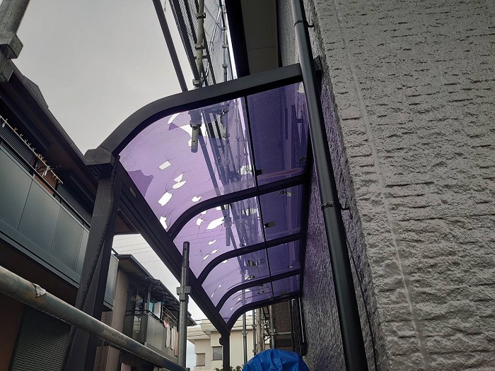 雹被害で穴の開いたサイクルポート