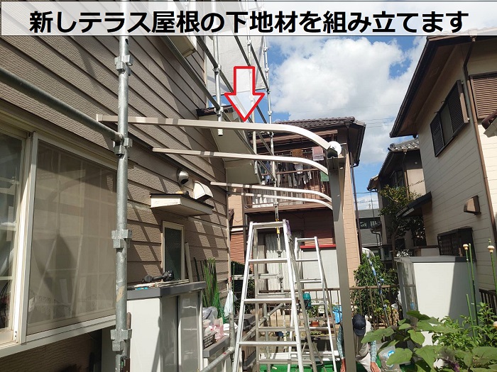 新しいテラス屋根の下地材を取り付けます