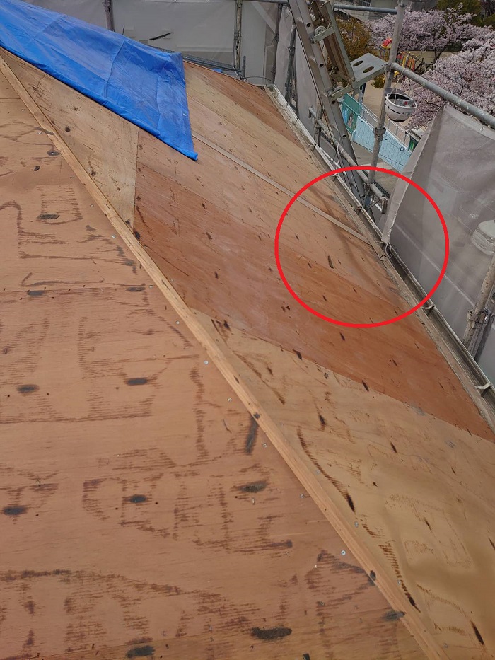 屋根葺き替え工事で既存の下地を確認