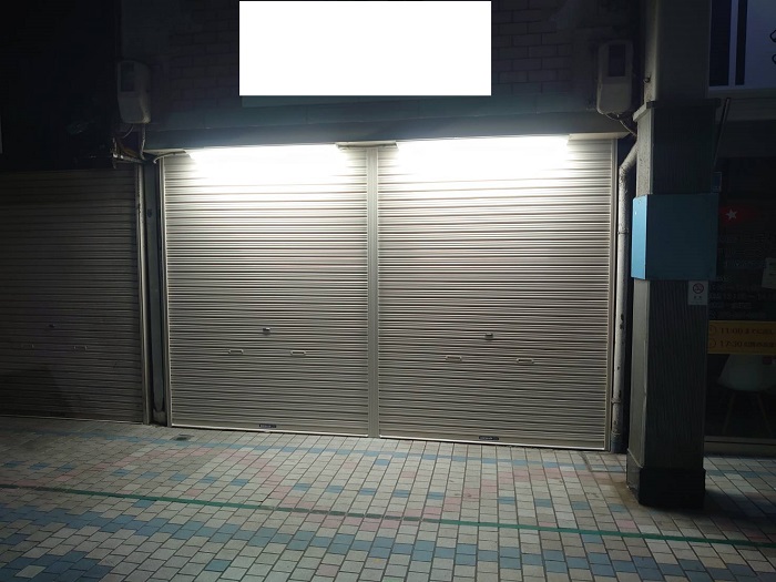 神戸市灘区の商店街で手動式2分割シャッター交換の費用紹介を行った後の様子