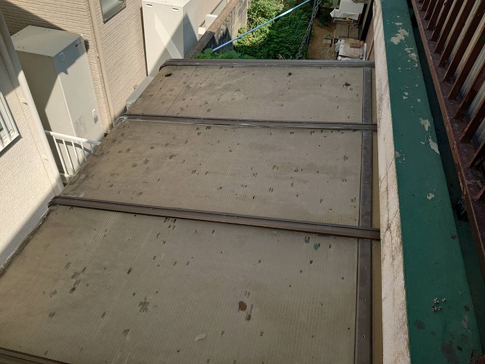 明石市で代用品を用いて安価で安心のサンルームのR型屋根交換を行う前の様子
