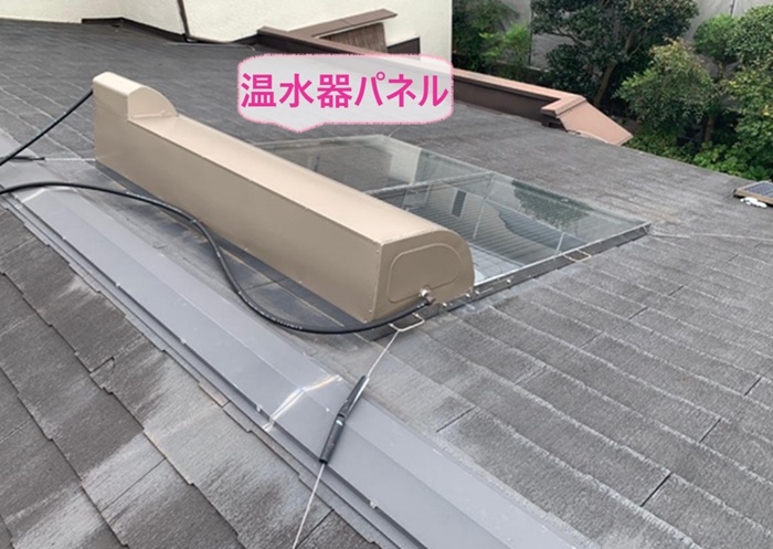 淡路市で屋根のカバー工事を行う既存の屋根には温水器パネルが取り付けられてる様子