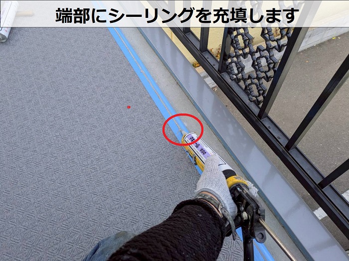 神戸市垂水区で2階建てアパートの共用廊下に長尺シートを貼った現場でシール塗布