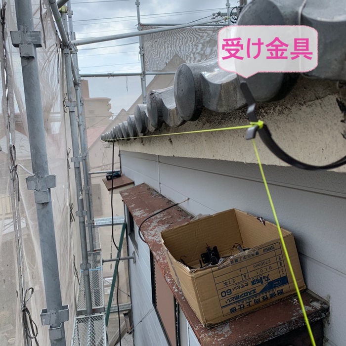 神戸市垂水区で半丸雨樋を取り付けるための受け金具を取り付けている様子