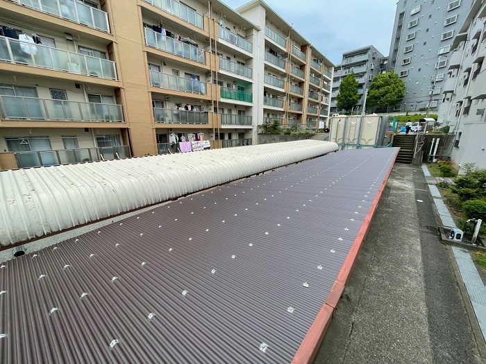 明石市で集合住宅駐輪場の波板貼り替えで小波鉄板を使用した後の様子