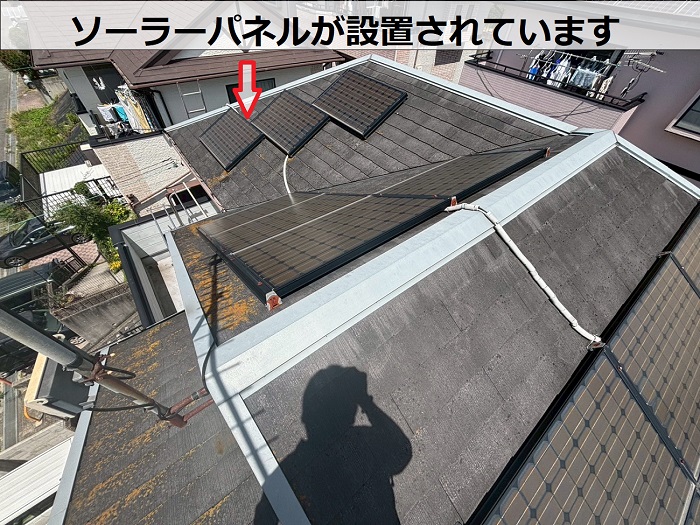 屋根に設置されたソーラーパネル