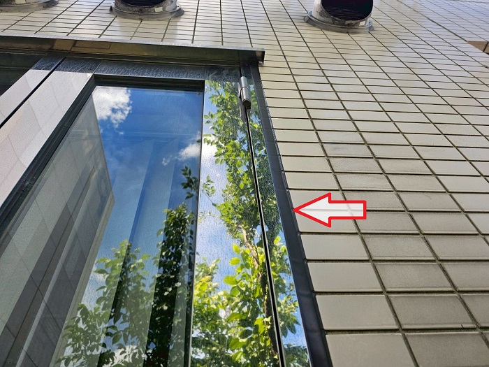伊丹市でビルの雨漏り補修として外壁タイル目地のシーリング打ち替えを行った後の様子