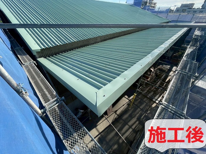 姫路市で工場の波型スレート屋根へカバー工事した後の様子