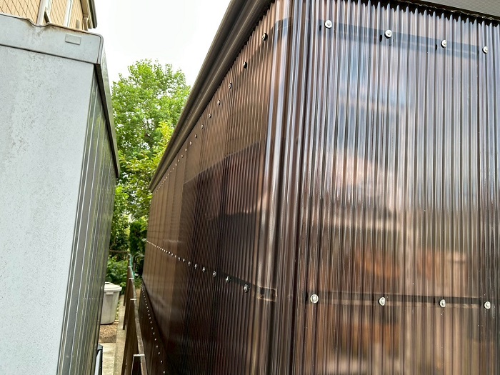 波板を交換した物置外壁