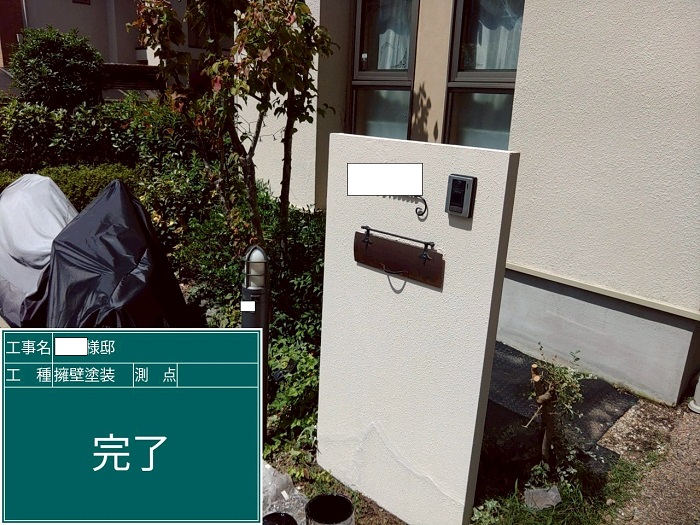 川西市で汚れや剥がれが発生している擁壁の塗装工事を行った後の様子