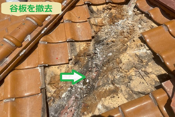 加古郡播磨町で釉薬瓦の雨漏り補修として谷板と漆喰の取り替えを行う現場で谷板撤去