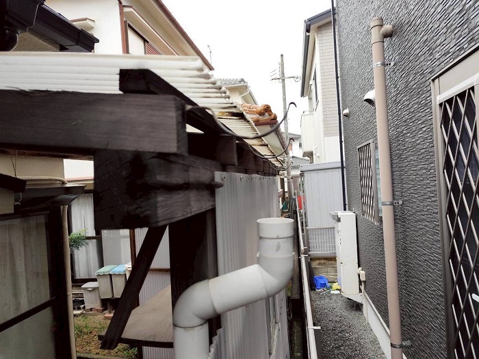高砂市で強風で飛散した半丸軒樋を取り付ける前の様子