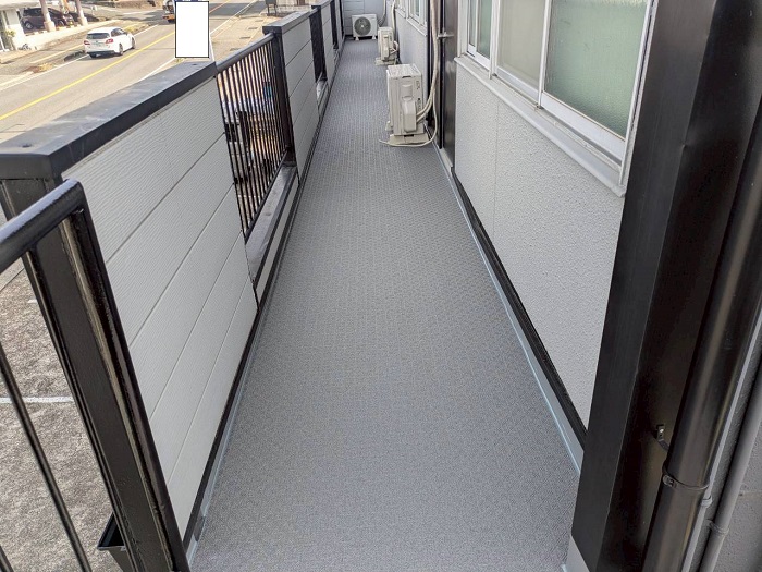 小野市でテナントの共用廊下へ長尺シートを貼った後の様子