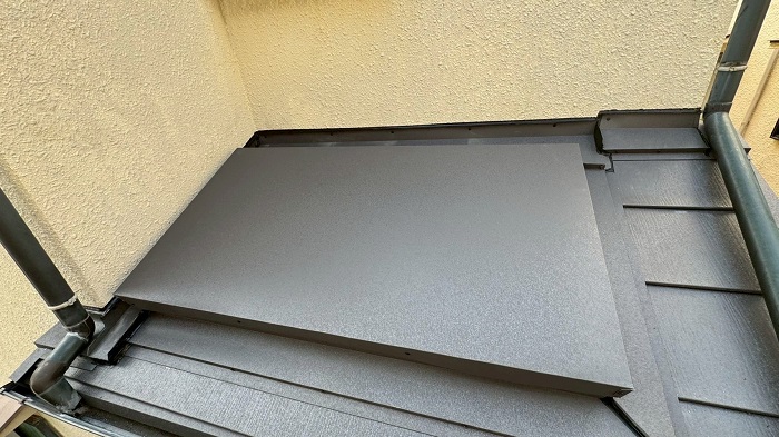 神戸市西区でトップライトへガルバリウム鋼板をカバーした後の様子