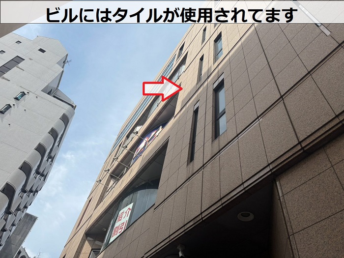 ビルのタイル壁