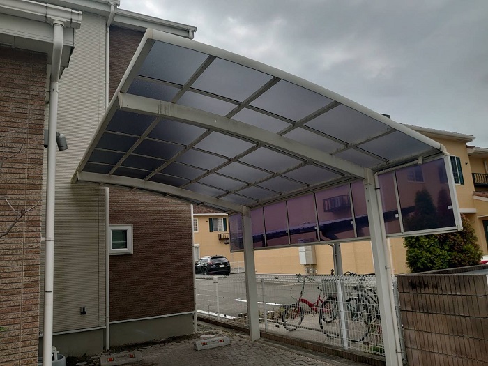 姫路市で１台用のガレージ屋根をポリカーポネード板へ貼り換えた後の様子