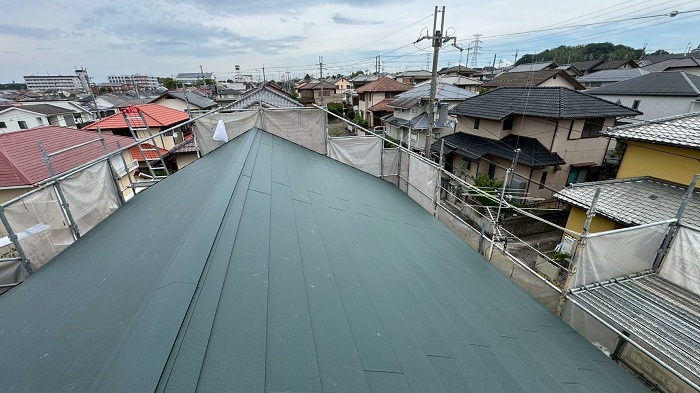 神戸市北区で戸建て切妻の平型スレート屋根への改修工事を行った後の様子
