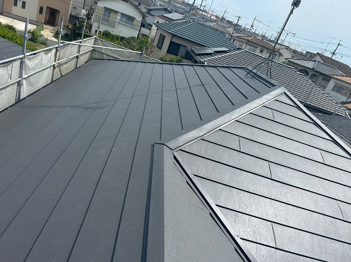 三木市で屋根断熱工事として戸建ての屋根カバー工法を行った後の様子