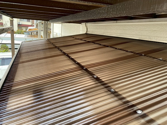 神戸市須磨区でバルコニー屋根の塩ビ製波板をポリカ波板へ貼り換えた後の様子