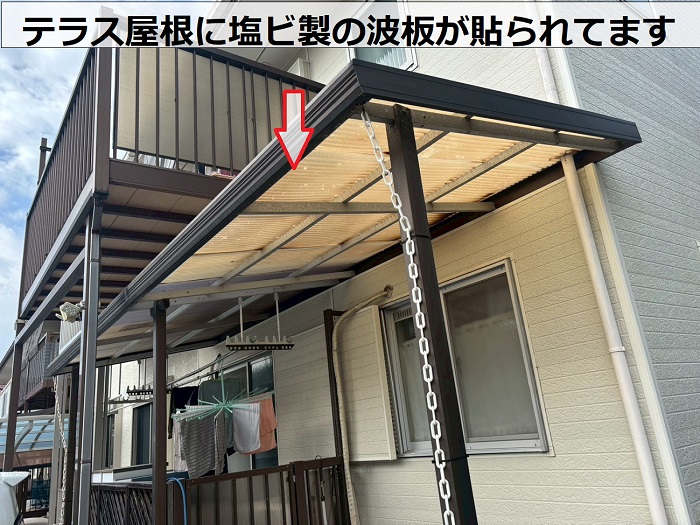 テラス屋根に塩ビ製の波板が貼られている様子