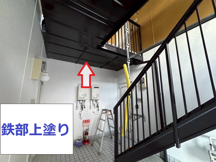 西脇市でアパートの外壁塗装工事を行った現場で鉄部上塗り