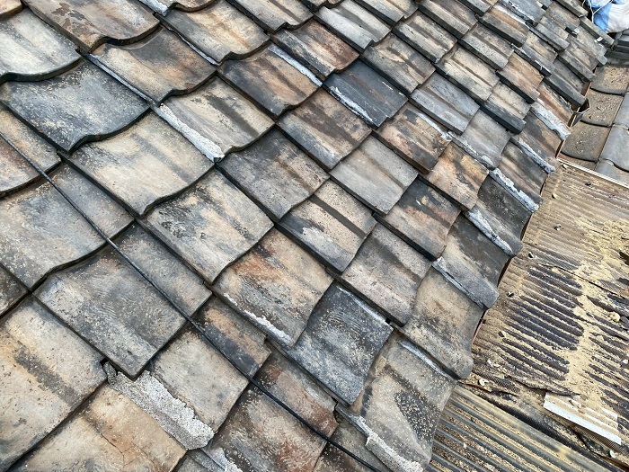 神戸市長田区で長屋の瓦が崩れた現場で葺き戻し工事を行った後の様子