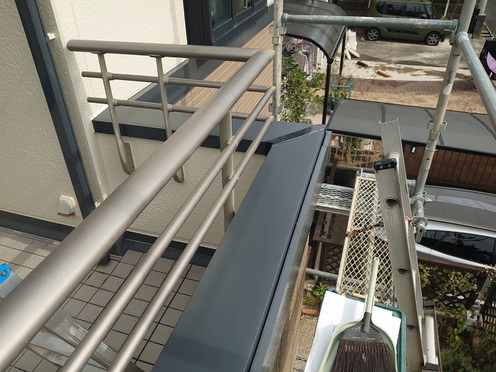 神戸市北区でバルコニー笠木の交換としてアルミ笠木を取り付けた後の様子