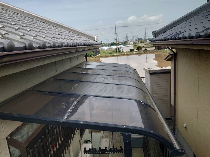 加古郡播磨町でテラス屋根のアクリル板をポリカーポネードへ交換する前の様子
