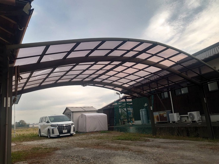 加西市で3台用のカーポート屋根をポリカーポネードへ貼り換えた後の様子