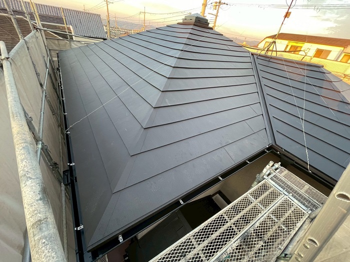 三木市で大和ハウス戸建ての差し棟仕様の屋根カバー工事を行た後の様子