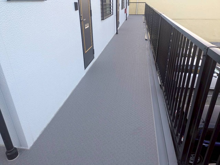 神戸市垂水区で2階建てアパートの共用廊下に長尺シートを貼った後の様子