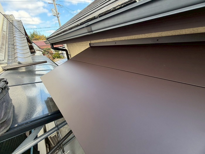 加東市で窓上の庇屋根へガルバリウム鋼板をカバーした後の様子