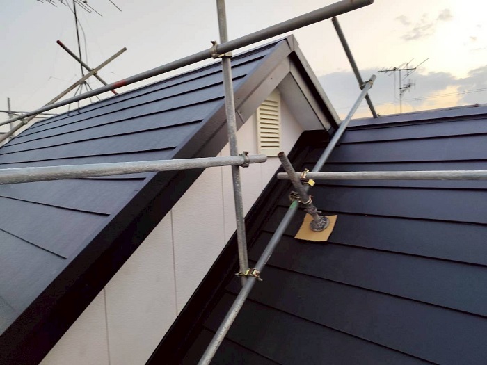 三田市で急勾配の屋根改修工事としてスーパーガルテクトをカバーした後の様子