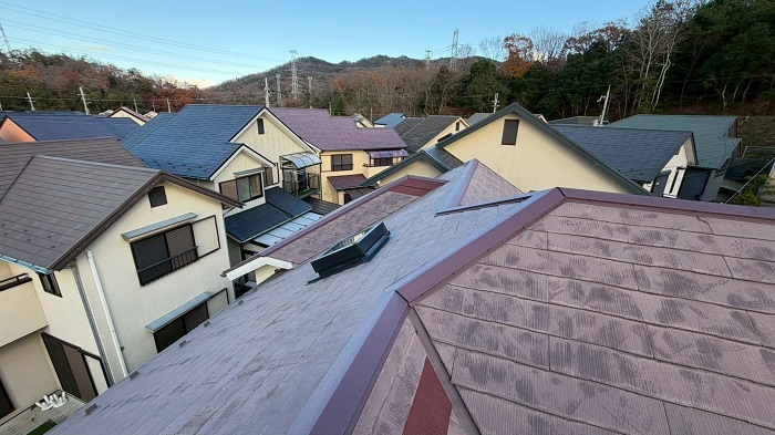 神戸市北区で屋根補修工事として棟板金交換とスレート屋根差し替えを行った後の様子
