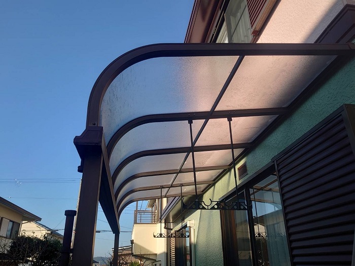 淡路市でテラス屋根のアクリル板をポリカーポネード板へ貼り換えた後の様子