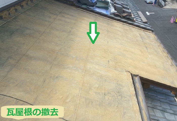 神戸市垂水区で面積17平米の下屋根釉薬瓦の葺き直し工事を行う現場で瓦撤去