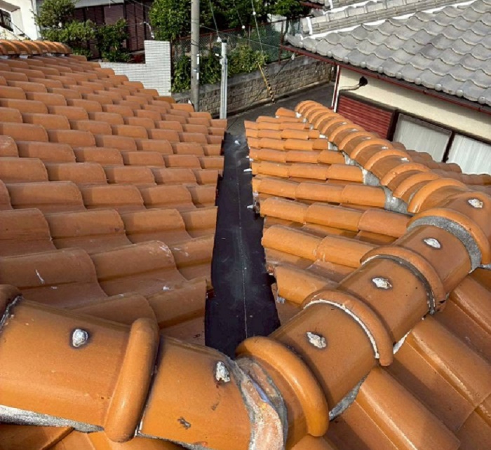 洋瓦屋根修理で錆びた谷板を交換した後の様子