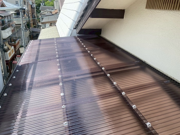 神戸市東灘区で3階建てベランダ屋根の波板貼り替えを行った後の様子