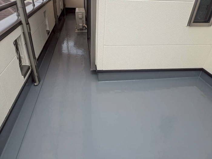 高砂市で表面が剥がれたＦＲＰ防水にウレタン防水通気緩衝工法を行った後の様子