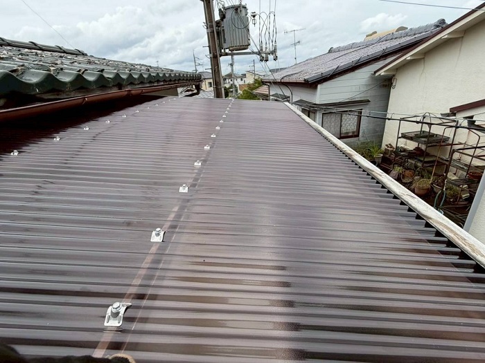 明石市で2階ベランダ屋根の日焼けして割れている波板貼り替えを行なった後の様子