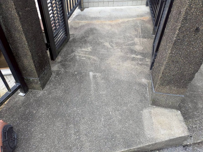 神戸市垂水区でひび割れた玄関前コンクリート土間の改修として長尺シートを貼る前の様子