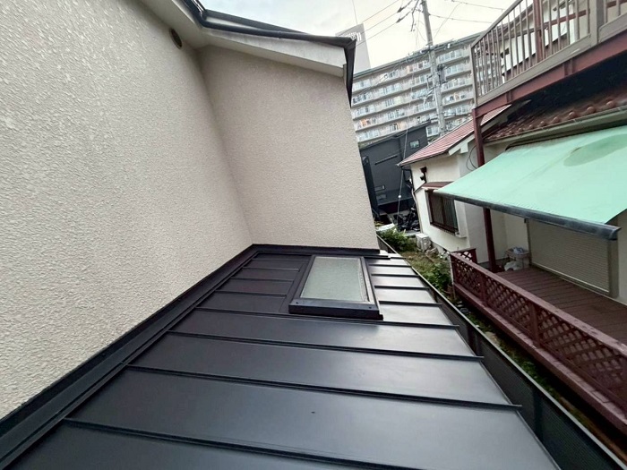 三木市でトップライト付きのトタン屋根雨漏り修理で立平を重ね葺きした後の様子