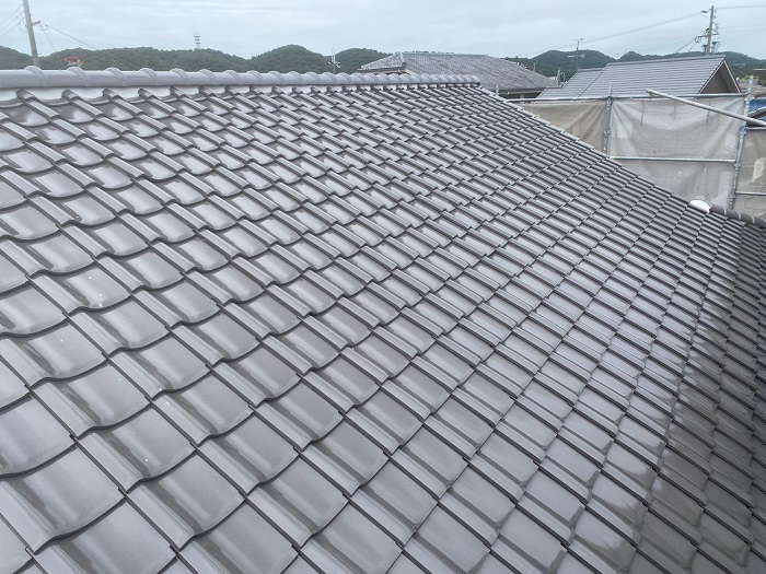 小野市で日本家屋の雨漏り修理として片面のみ葺き替え工事を行った後の様子