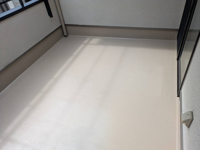 神戸市須磨区でバルコニー床の塗り替えとしてＦＲＰ防水の簡易メンテナンスを行った後の様子