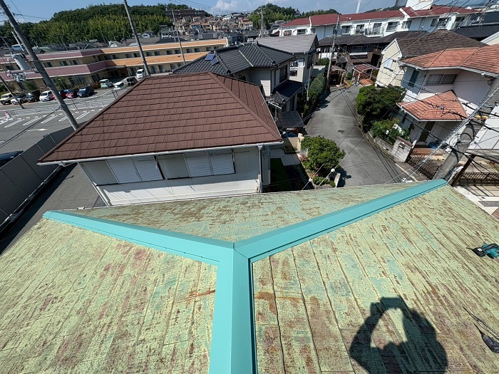 姫路市で台風で飛散したスレート屋根の棟板金を樹脂製下地を用いて交換した後の様子